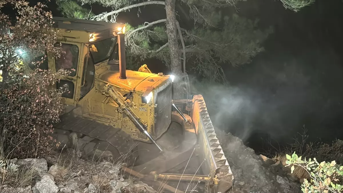 Antakya’da ormanlık alanda çıkan yangına müdahale başlatıldı