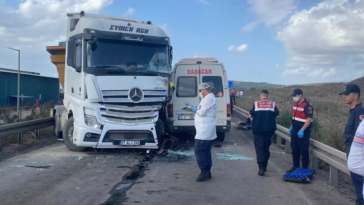 Ceyhan’da TIR ile Minibüs Çarpıştı: 4 Ölü, 6 Yaralı