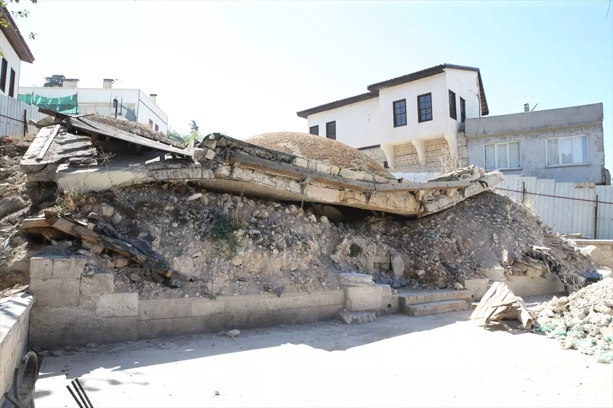 Kahramanmaraş’ta Yıkılan Cami Enkazından Tarihi Top Mermisi Çıkarıldı