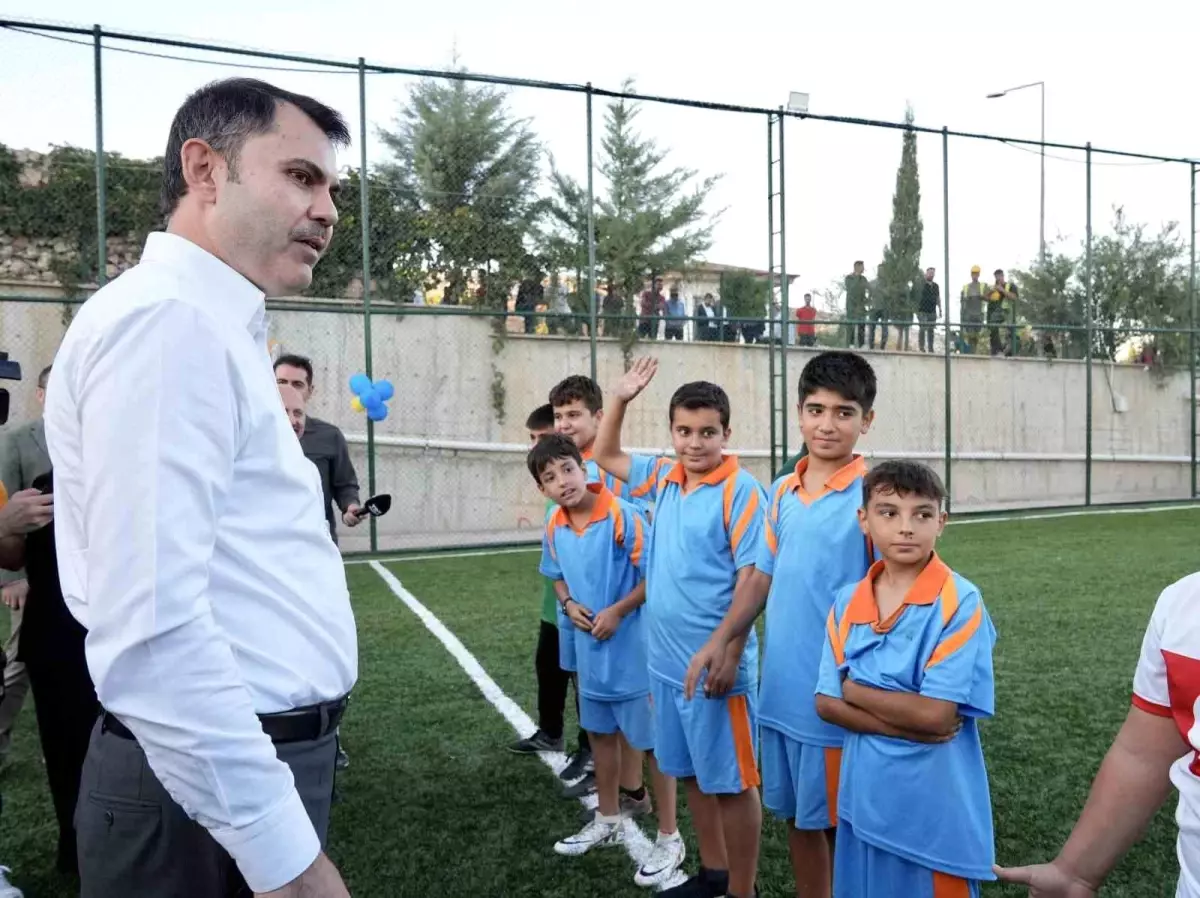 Bakan Kurum, Adıyaman’da Çocuklarla Futbol Oynadı