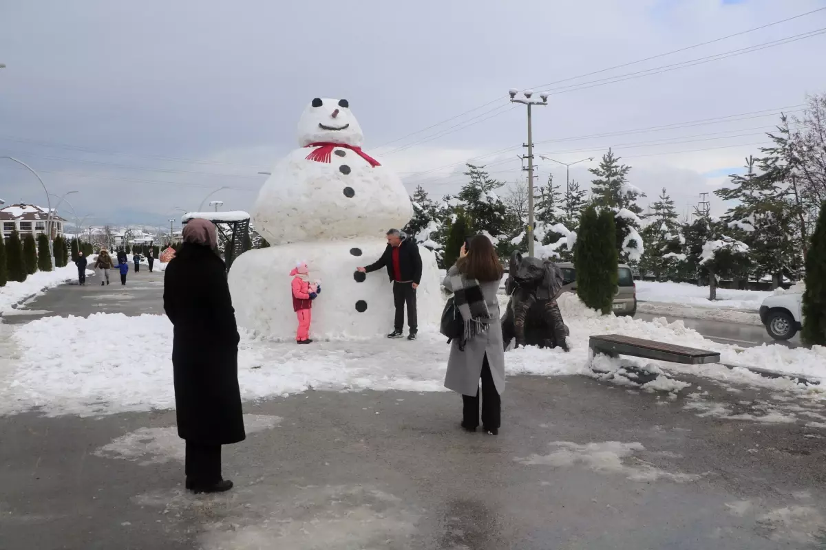 Bolu’da 5 Metre Yüksekliğinde Dev Kardan Adam Yapıldı