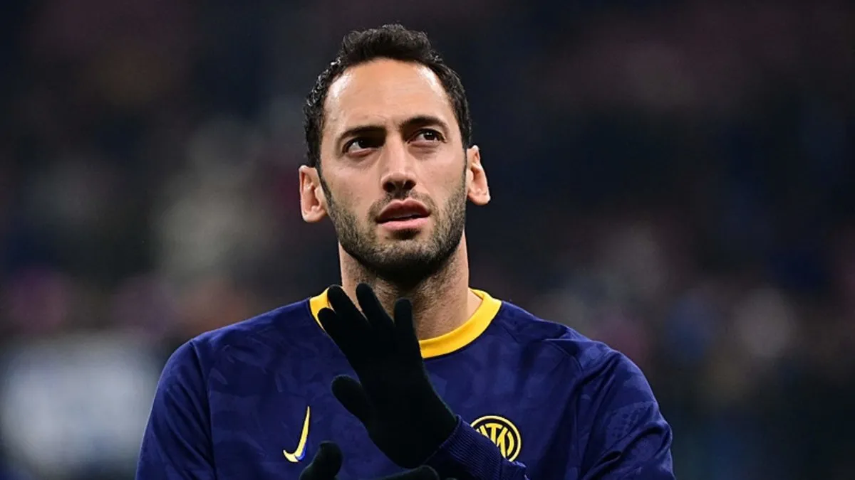 Hakan Çalhanoğlu, FIFA yılın orta sahası ödülüne aday gösterildi